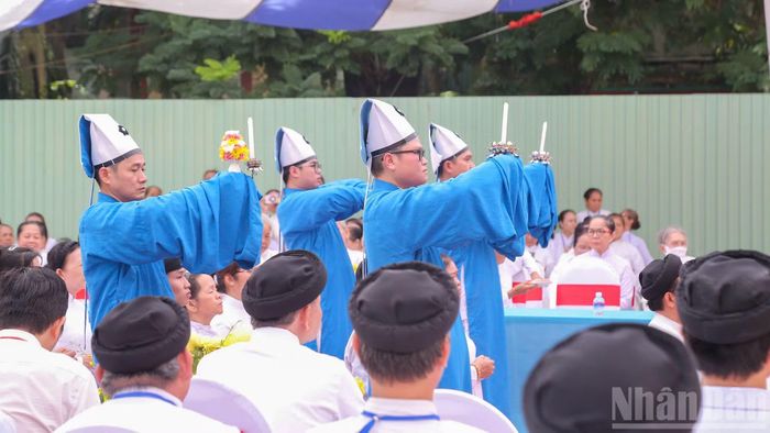 Tiếp nối nghi thức tưởng nhớ, các chức sắc, chức việc và đồng đạo Cao Đài đã thực hiện Lễ Đăng điện, cúng tế và cầu siêu theo nghi thức tôn giáo, cầu nguyện cho anh linh các liệt sĩ được siêu thoát.