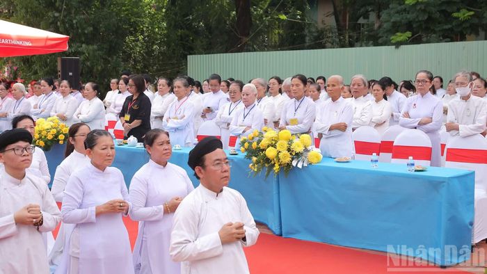  Ngày 6/9, hàng trăm tín đồ Cao Đài﻿ tại Thành phố Hồ Chí Minh đã tề tựu tại Công viên Lê Thị Riêng (phường Hòa Hưng) để tham dự lễ truy điệu và cầu siêu, tưởng nhớ các Anh hùng liệt sĩ đã hy sinh vì Tổ quốc. 
