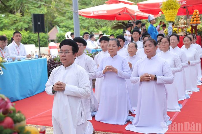 Hàng trăm tín hữu đạo Cao Đài khắp nơi tề tựu về tham dự Lễ cầu siêu để nguyện cầu cho anh linh các Anh hùng liệt sĩ.