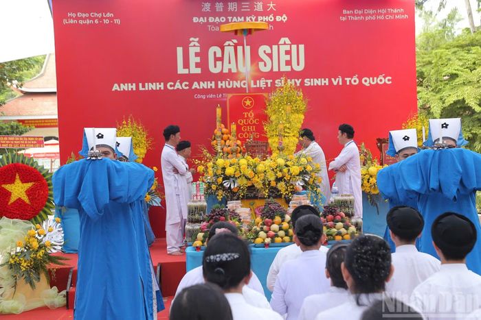 Các tín hữu thành tâm nguyện cầu cho anh linh các chiến sĩ được an nghỉ nơi cõi vĩnh hằng, phù hộ cho quốc thái dân an, đất nước thanh bình, thịnh vượng.