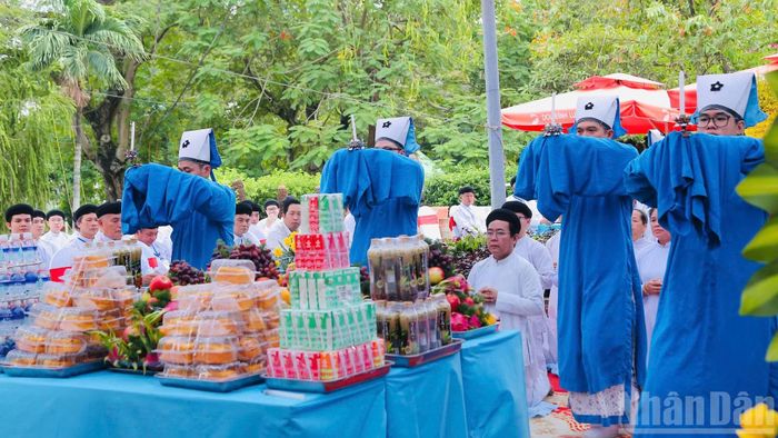 Nghi thức dâng hương, dâng hoa diễn ra trong không khí trang nghiêm, thể hiện lòng tri ân sâu sắc đối với những người con ưu tú đã hiến dâng tuổi xuân cho độc lập, tự do của dân tộc.