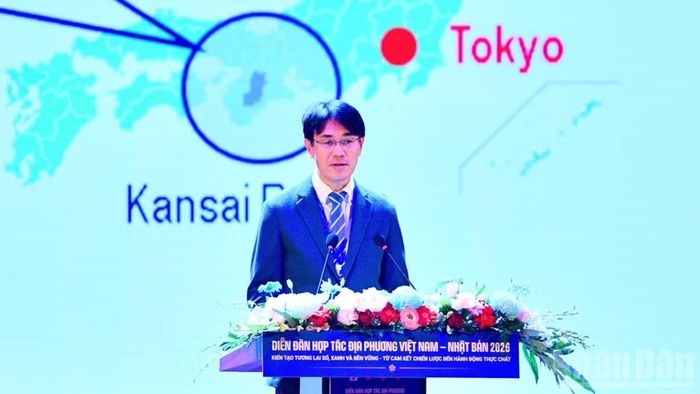 Thống đốc tỉnh Nara (Nhật Bản) Makoto Yamashita phát biểu ý kiến tại Diễn đàn. (Ảnh: THANH GIANG)