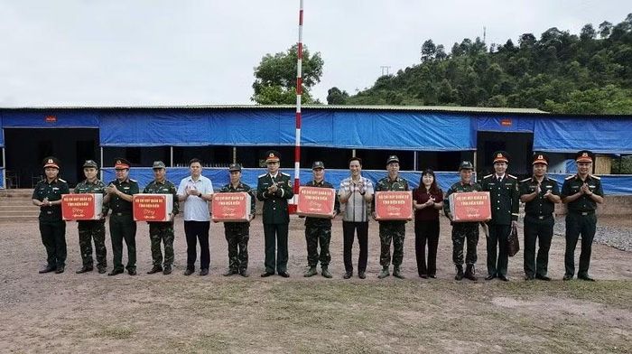 Đại tá Trịnh Đức Thiêm trao quà, động viên các lực lượng. (Ảnh: LÊ LAN-THÀNH HẠNH)