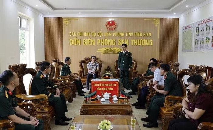 Đại tá Trịnh Đức Thiêm thăm, động viên cán bộ, chiến sĩ Đồn Biên phòng Sen Thượng. (Ảnh: LÊ LAN-THÀNH HẠNH