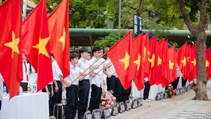 Tập thể thầy và trò nhà trường nỗ lực thi đua trong giảng dạy và học tập, phấn đấu hoàn thành xuất sắc các nhiệm vụ đề ra với tinh thần của chủ đề năm học mới: Đoàn kết-Kỷ cương-Đột phá-Phát triển. (Ảnh: ANH HOÀNG)
