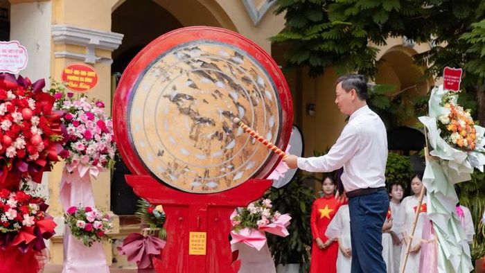 Thầy giáo Lê Ngọc Hoa - Hiệu trưởng Trường trung học phổ thông Phan Đình Phùng đánh trống khai giảng năm học mới 2026-2027. (Ảnh: ANH HOÀNG)