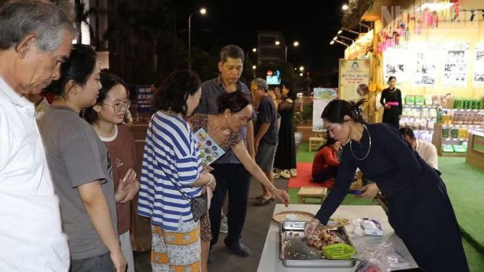 Du khách trải nghiệm xôi ngũ sắc, đặc sản tỉnh Thái Nguyên. (Ảnh: PHÚC THẮNG)