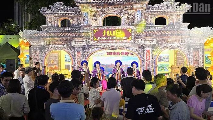 Tiết mục Ca Huế thu hút đông đảo người dân và du khách đến thưởng thức. (Ảnh: PHÚC THẮNG)