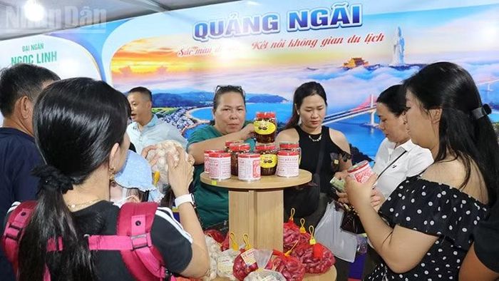 Quầy OCOP của tỉnh Quảng Ngãi thu hút đông đảo người dân đến mua và trải nghiệm. (Ảnh: PHÚC THẮNG)