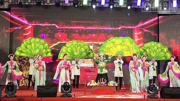 Diễn xướng hát văn “Cô đôi bồng lai” của Đoàn nghệ thuật tỉnh Ninh Bình. (Ảnh: PHÚC THẮNG)