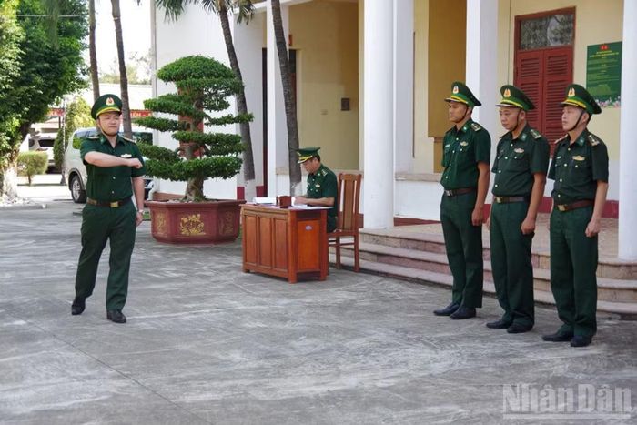 Kiểm tra thực hành điều lệnh đội ngũ. ( Ảnh: HT)