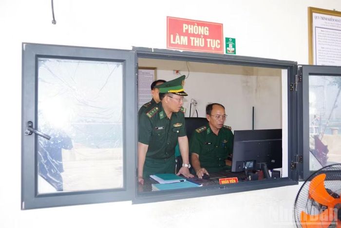 Kiểm tra công tác đăng ký tàu cá xuất nhập cảng và công tác phòng, chống IUU. ( Ảnh: HT)