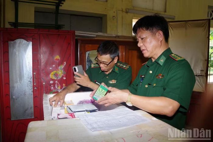 Kiểm tra thuốc trang cấp cho quân y Đồn Biên phòng. ( Ảnh: HT)