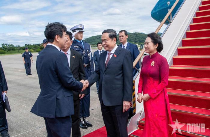 Chủ tịch Nhóm nghị sĩ hữu nghị Hàn Quốc - Việt Nam Moon Jin-seok đón Chủ tịch Quốc hội Trần Thanh Mẫn và phu nhân. Ảnh: LÂM HIỂN