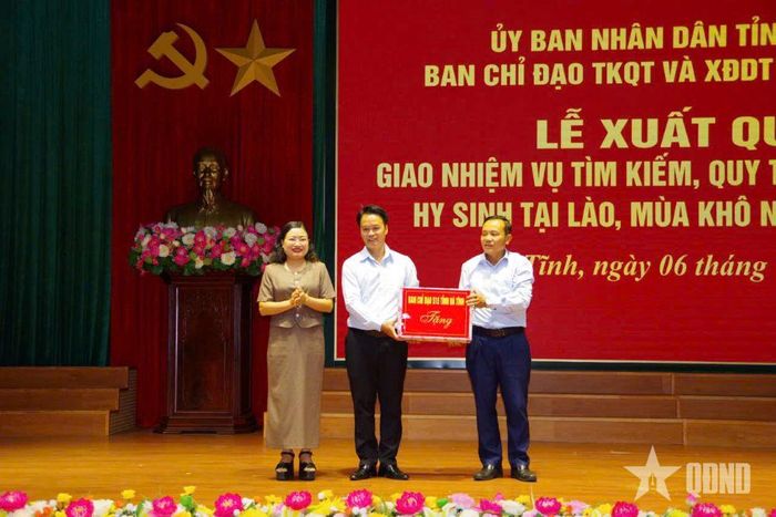 Các đơn vị trao quà tặng đội quy tập. 