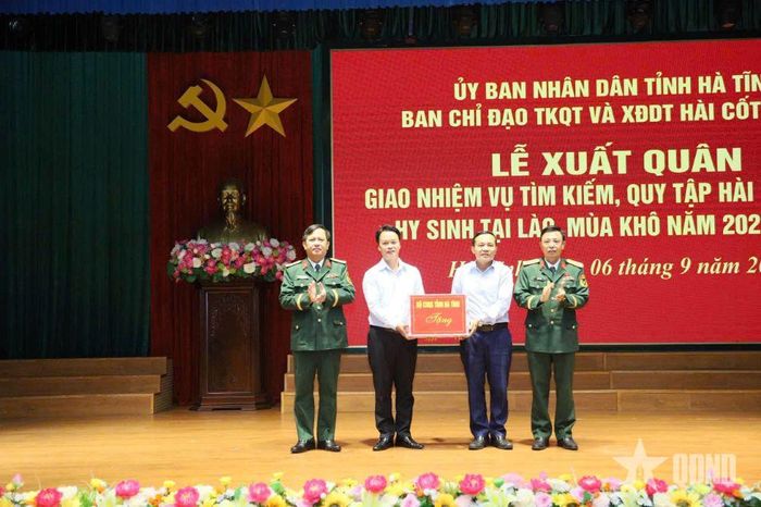 Lãnh đạo Bộ CHQS tỉnh tặng quà động viên đội quy tập trước khi lên đường làm nhiệm vụ. 
