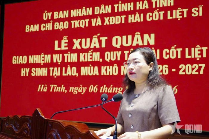 Đồng chí Nguyễn Thị Nguyệt, Phó chủ tịch UBND tỉnh, Trưởng ban Chỉ đạo 515 tỉnh Hà Tĩnh phát biểu tại lễ xuất quân. 