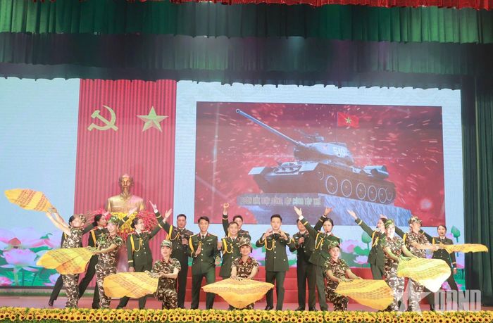  Một tiết mục văn nghệ tại buổi gặp mặt.