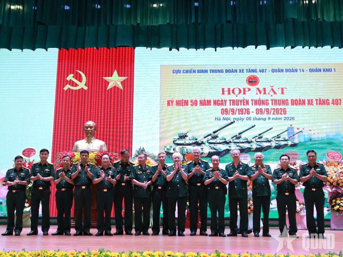  Các đại biểu chụp ảnh lưu niệm.