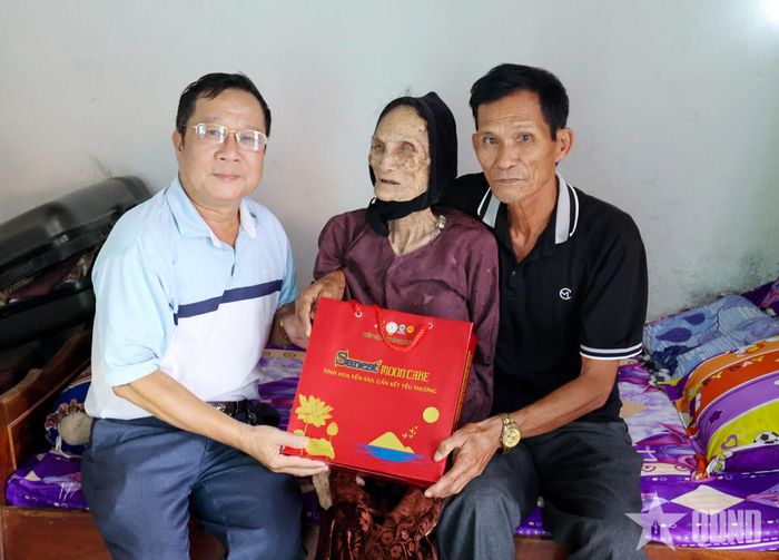Tác giả bài viết tặng quà Bà mẹ Việt Nam anh hùng Lê Thị Dốc.