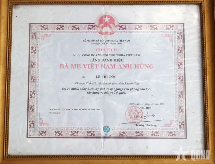 Danh hiệu Bà mẹ Việt Nam anh hùng của mẹ Lê Thị Dốc.