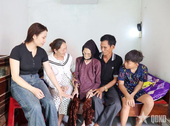 Các con, cháu quây quần bên Bà mẹ Việt Nam anh hùng Lê Thị Dốc.