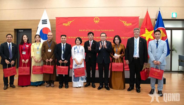  Chủ tịch Quốc hội Trần Thanh Mẫn trao quà lưu niệm tặng đại diện cộng đồng người Việt Nam tại Hàn Quốc.