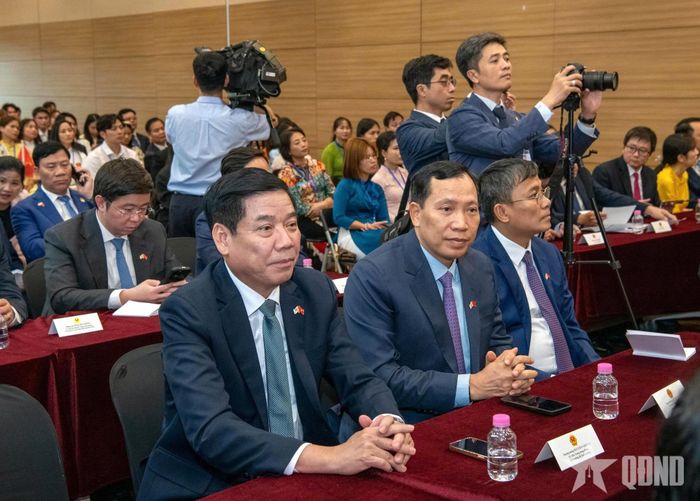 Các đại biểu tham dự cuộc gặp. 