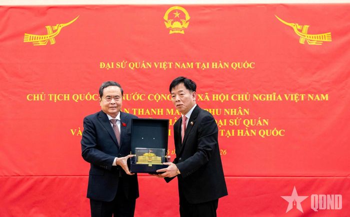 Chủ tịch Quốc hội Trần Thanh Mẫn trao quà lưu niệm tặng Đại sứ quán Việt Nam tại Hàn Quốc.