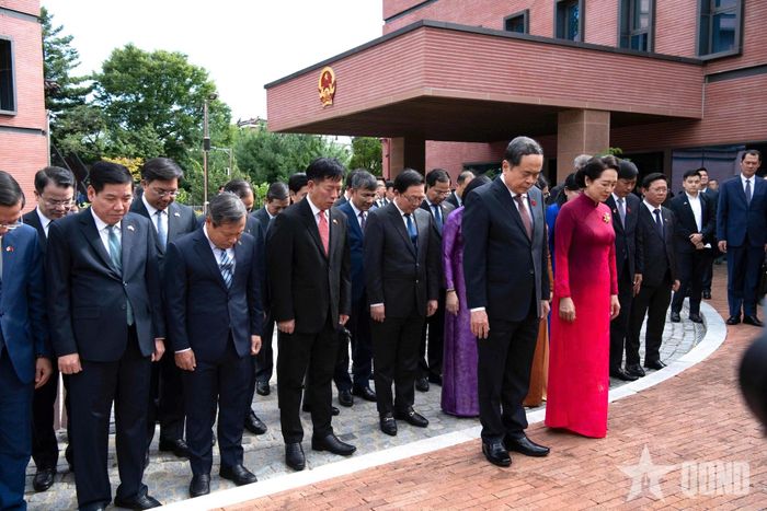 Chủ tịch Quốc hội Trần Thanh Mẫn và phu nhân cùng Đoàn đại biểu cấp cao Việt Nam dâng hoa, tưởng nhớ Chủ tịch Hồ Chí Minh tại Tượng đài Chủ tịch Hồ Chí Minh trong khuôn viên Đại sứ quán Việt Nam tại Hàn Quốc.  