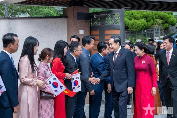 Chủ tịch Quốc hội Trần Thanh Mẫn và phu nhân gặp gỡ cán bộ, nhân viên Đại sứ quán và cộng đồng người Việt Nam tại Hàn Quốc.