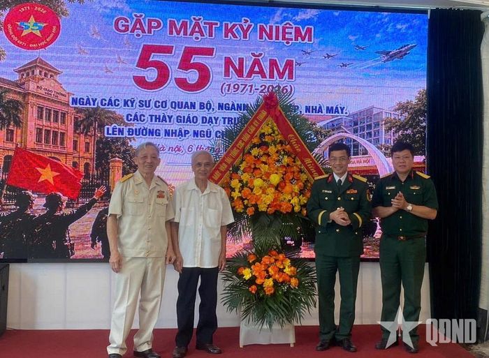 Đại diện Cục Xe máy-Vận tải (Tổng cục Hậu cần-Kỹ thuật) tặng lẵng hoa chúc mừng Ban Liên lạc đồng đội nhập ngũ ngày 6-9-1971.