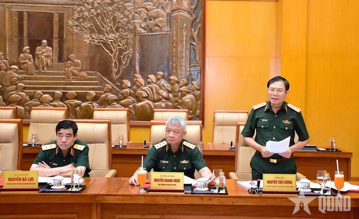 Đại tướng Nguyễn Tân Cương phát biểu tại hội nghị. 