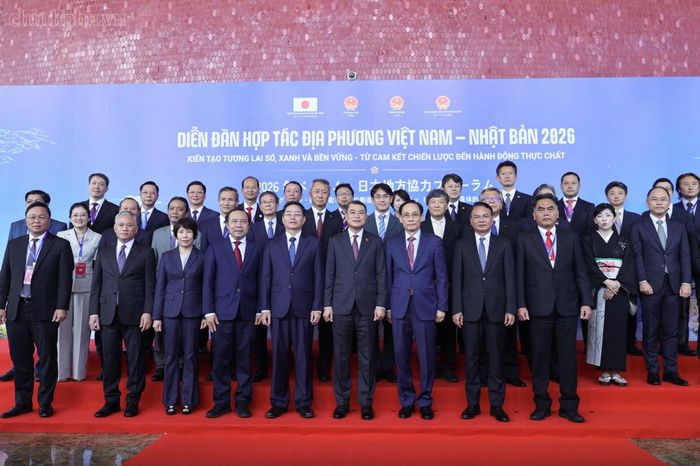 Thủ tướng Lê Minh Hưng chụp ảnh lưu niệm cùng các đại biểu. Ảnh: chinhphu.vn 