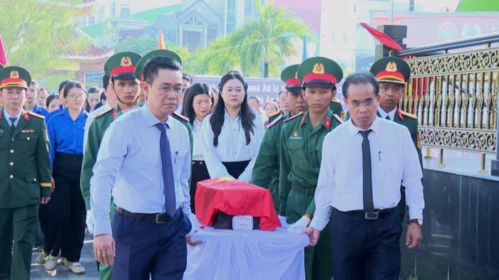 Đại biểu thực hiện các nghi lễ an táng hài cốt liệt sĩ tại Nghĩa trang Liệt sĩ Hòa Khánh.