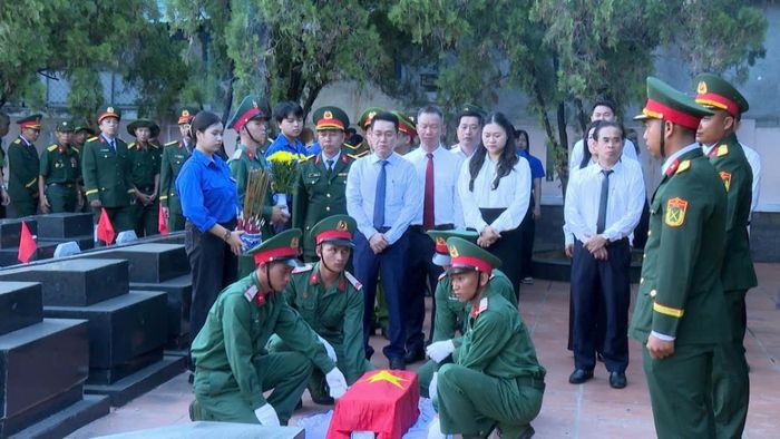 Lực lượng vũ trang thực hiện nghi lễ trước lúc an táng hài cốt Liệt sĩ.