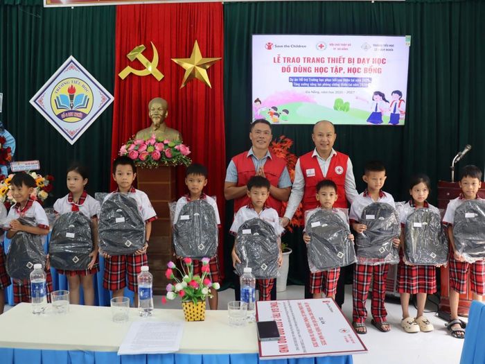 Các đơn vị tài trợ trao tặng cặp cho các em học sinh