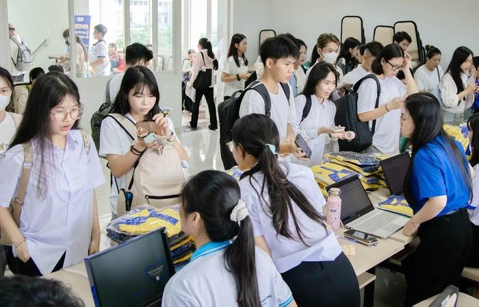 Tân sinh viên đăng ký nhập học. Ảnh: Sỹ Luân