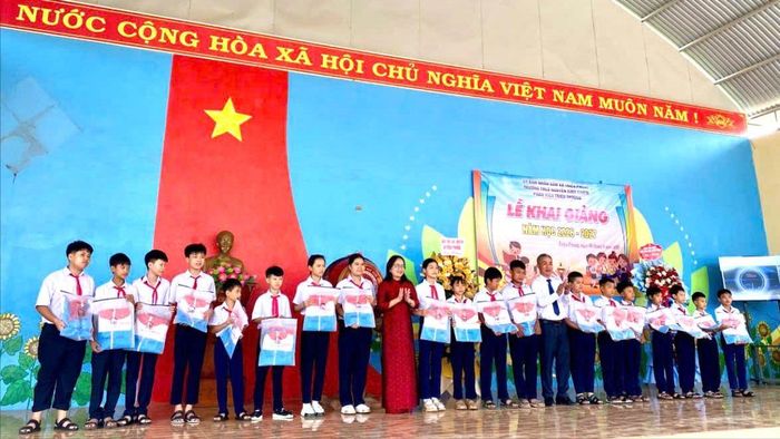  Chương trình "Áo ấm đến trường" do Báo SGGP phát động đến với học sinh phân hiệu Trường Nguyễn Bỉnh Khiêm ở thôn Triệu Thượng, xã Triệu Phong, tỉnh Quảng Trị trong buổi khai giảng năm học 2026 - 2027, sáng 5-9 