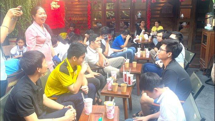 Các em nhỏ ở Mái ấm Thiên Ân hạnh phúc khi lần đầu tiên được đi uống nước ở ngoài tiệm. Ảnh: THƯ VIỆN SÁCH NÓI HƯỚNG DƯƠNG