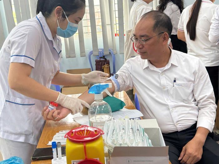  Nhân viên y tế lấy máu xét nghiệm cho người dân tham gia khám sức khỏe định kỳ 