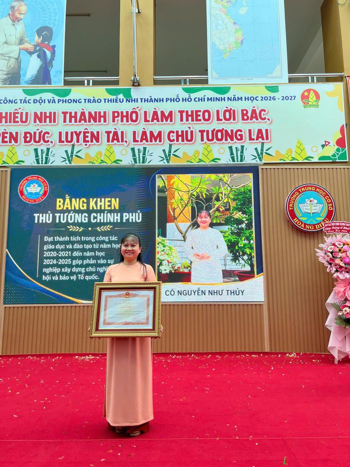  Cô Như Thủy với niềm vui nhận Bằng khen của Thủ tướng Chính phủ trong ngày khai giảng năm học 2026-2027. 