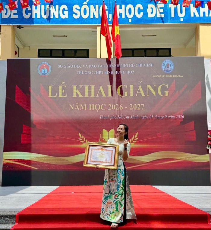  Niềm vui của cô Như Vũ trong ngày khai giảng cùng với Bằng khen của Thủ tướng Chính phủ. 