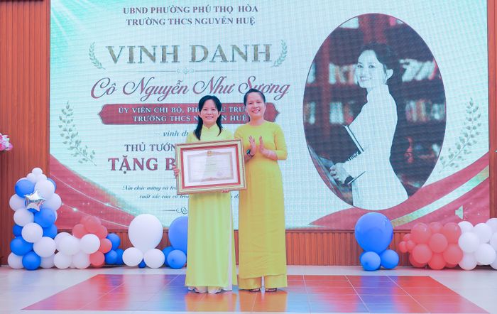  Cô Như Sương (bìa trái) nhận tuyên dương tại lễ khai giảng năm học 2026-2027. 
