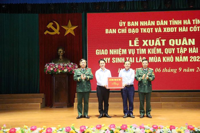 Lãnh đạo Bộ Chỉ huy Quân sự tỉnh Hà Tĩnh tặng quà, động viên Đội Quy tập 