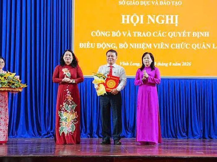  Sở GD-ĐT tỉnh Vĩnh Long trao quyết định điều động, bổ nhiệm cán bộ quản lý cơ sở giáo dục. 