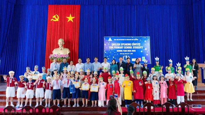  Lãnh đạo Sở GD-ĐT tỉnh Vĩnh Long chụp hình lưu niệm cùng các em học sinh. 