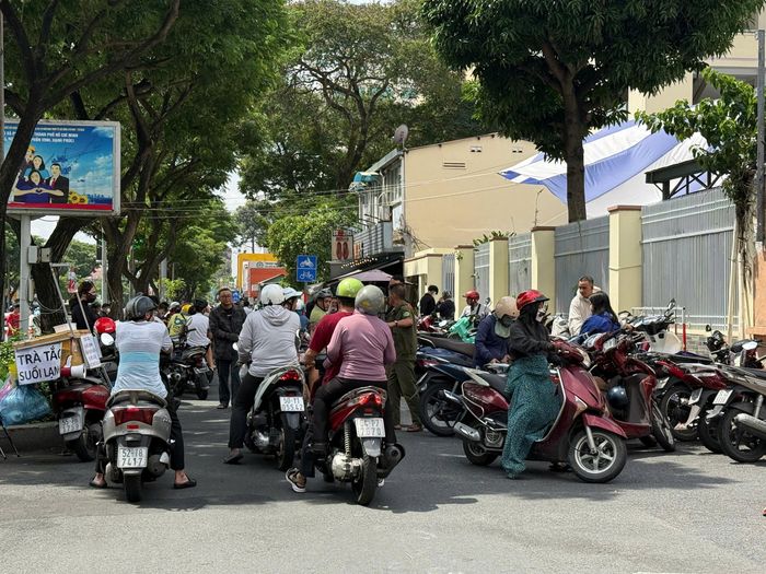 Phụ huynh chờ mua SGK cho con tại trụ sở NXB GDVN tại TPHCM vào sáng 6-9.