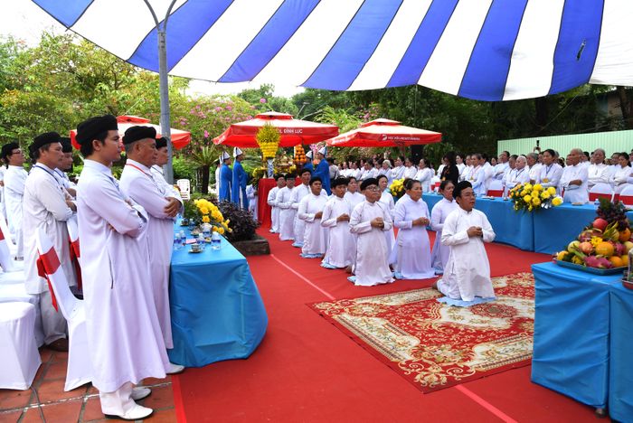 Lễ cầu siêu diễn ra trong không khí trang nghiêm, thành kính