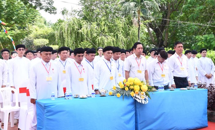 Các đại biểu và tín đồ Cao Đài dành phút mặc niệm tưởng nhớ các Anh hùng liệt sĩ